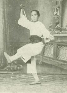 Bio – Mok Kwai Lan, une pionnière des arts martiaux chinois : de l’enfance marquée par le kung-fu à l’héritage durable, en passant par son partenariat innovant avec Wong Fei Hung et son approche holistique du combat et de la santé.